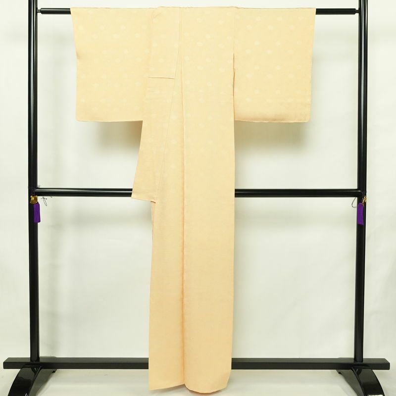 色無地 美品 しつけ糸付き 一つ紋付き 正絹 木の葉・植物柄 袷仕立て 身丈161.5cm 裄丈65.5cm リサイクル着物 着物 入学式 卒業式 お茶会 七五三 お宮参り フォーマル 上品 淡オレンジ 橙_画像2