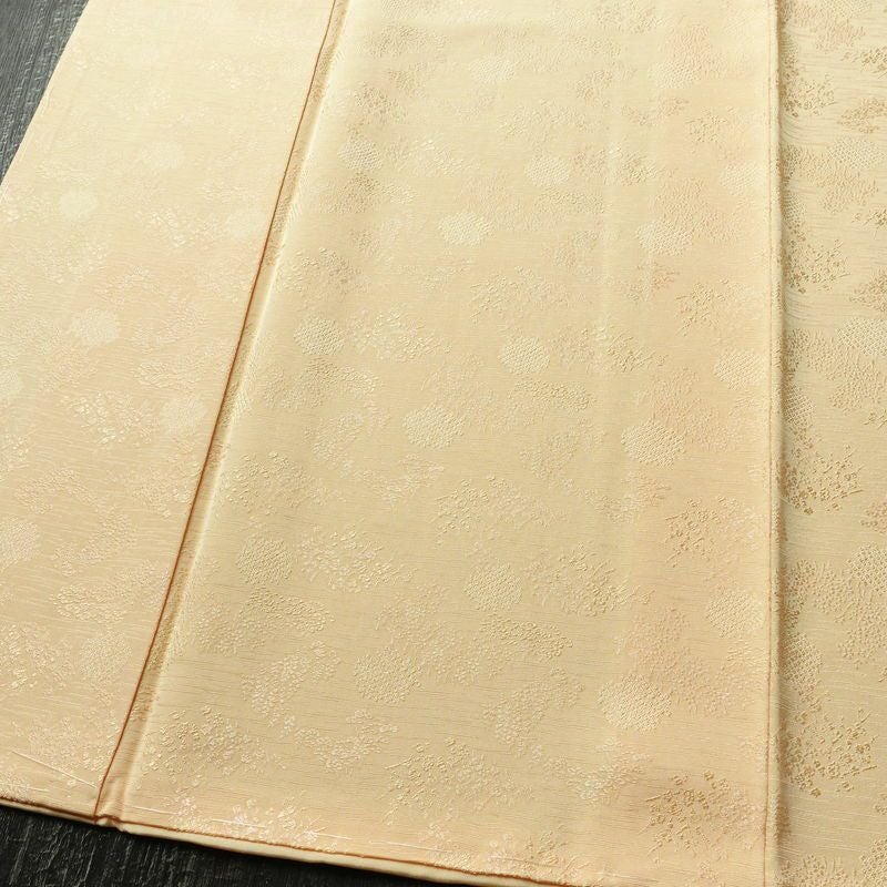 色無地 美品 しつけ糸付き 一つ紋付き 正絹 木の葉・植物柄 袷仕立て 身丈161.5cm 裄丈65.5cm リサイクル着物 着物 入学式 卒業式 お茶会 七五三 お宮参り フォーマル 上品 淡オレンジ 橙_画像4