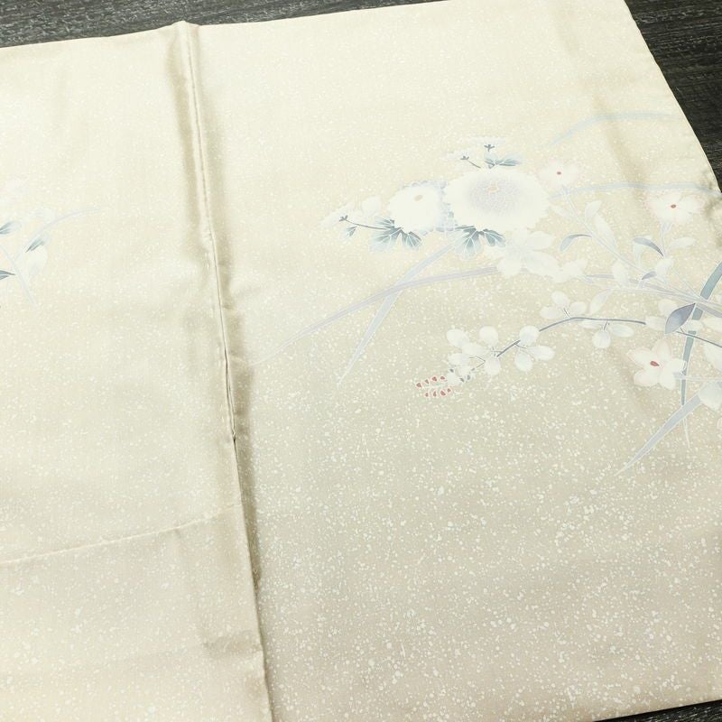 付け下げ 良品 大島紬地 美光 勉 落款入り 正絹 花柄 袷仕立て 身丈161cm 裄丈63.5cm リサイクル着物 たたき染め 着物 入学式 卒業式 七五三 お宮参り フォーマル ベージュ_画像14