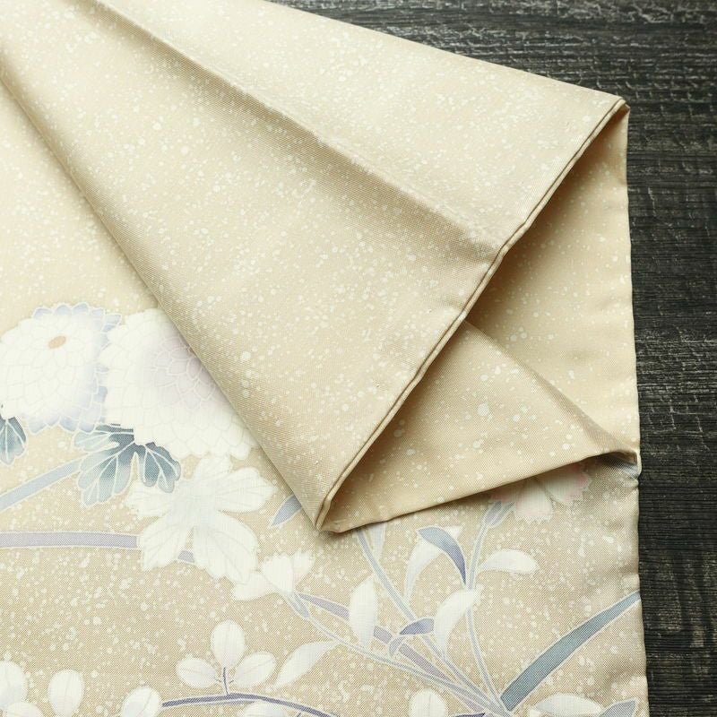 付け下げ 良品 大島紬地 美光 勉 落款入り 正絹 花柄 袷仕立て 身丈161cm 裄丈63.5cm リサイクル着物 たたき染め 着物 入学式 卒業式 七五三 お宮参り フォーマル ベージュ_画像15