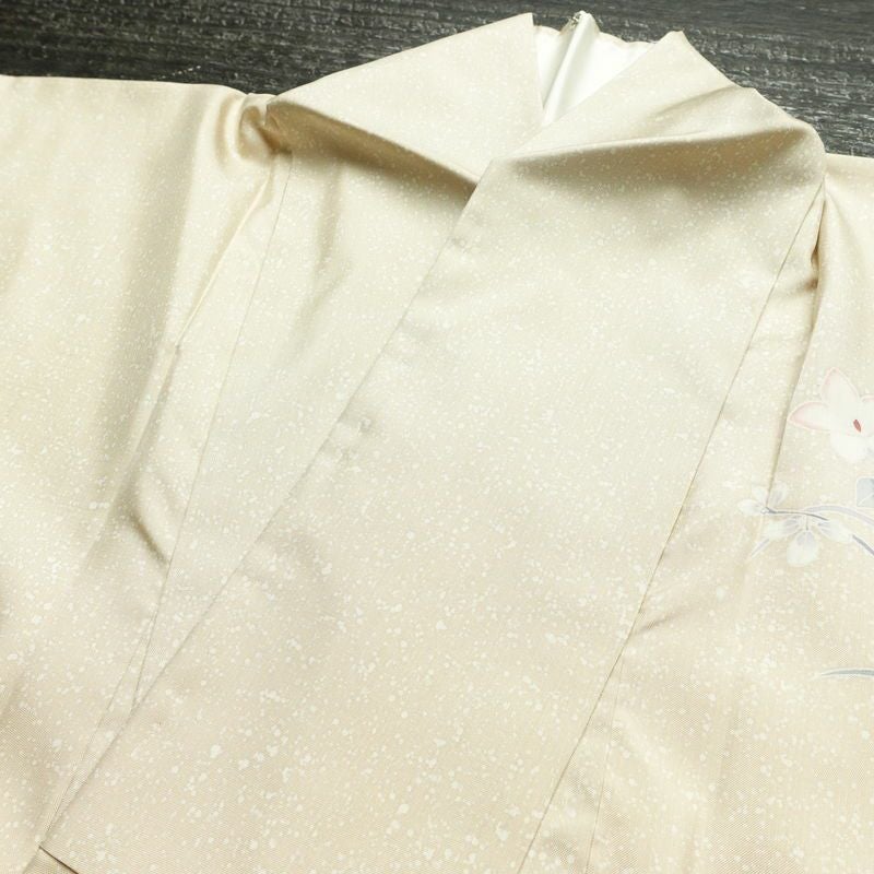 付け下げ 良品 大島紬地 美光 勉 落款入り 正絹 花柄 袷仕立て 身丈161cm 裄丈63.5cm リサイクル着物 たたき染め 着物 入学式 卒業式 七五三 お宮参り フォーマル ベージュ_画像19