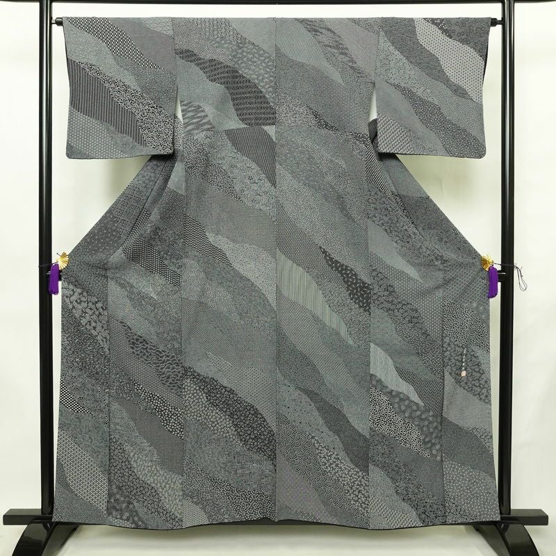 小紋 良品 小紋師 北原寿永 落款入り 縮緬 江戸小紋 総柄 正絹 古典柄 袷仕立て 身丈159.5cm 裄丈64.5cm リサイクル着物 着物 黒_画像1