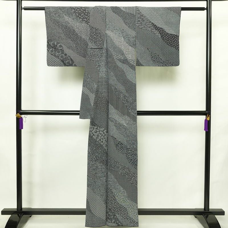 小紋 良品 小紋師 北原寿永 落款入り 縮緬 江戸小紋 総柄 正絹 古典柄 袷仕立て 身丈159.5cm 裄丈64.5cm リサイクル着物 着物 黒_画像2