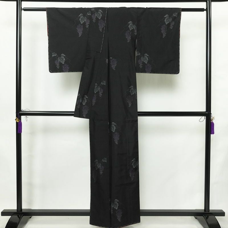 大島紬 良品 証紙あり しつけ糸付き 正絹 木の葉・植物柄 袷仕立て 身丈157cm 裄丈62.5cm リサイクル着物 着物 シンプル 葡萄 洒落 黒_画像2