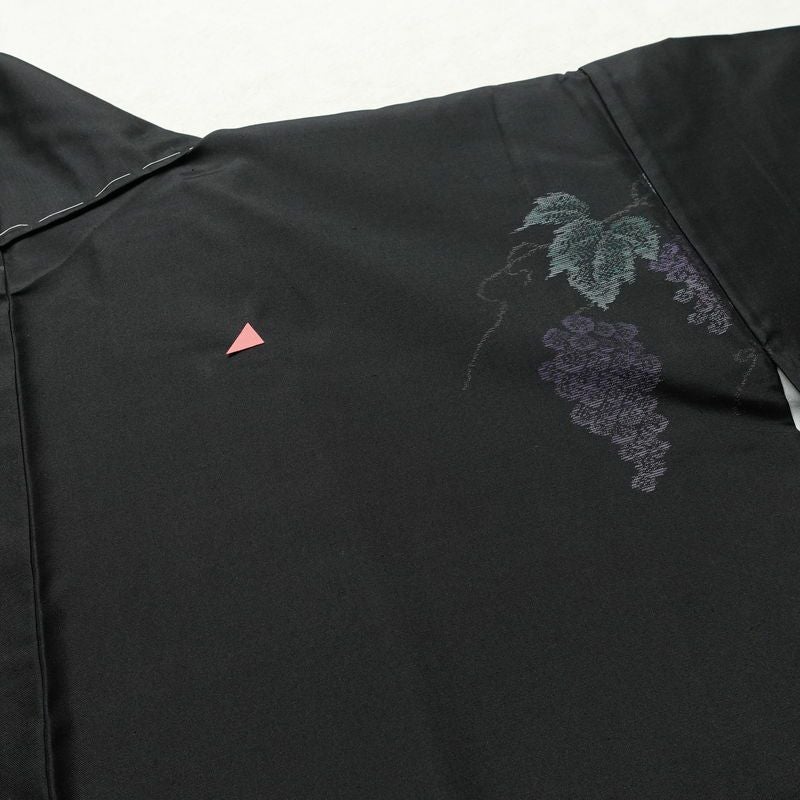 大島紬 良品 証紙あり しつけ糸付き 正絹 木の葉・植物柄 袷仕立て 身丈157cm 裄丈62.5cm リサイクル着物 着物 シンプル 葡萄 洒落 黒_画像11