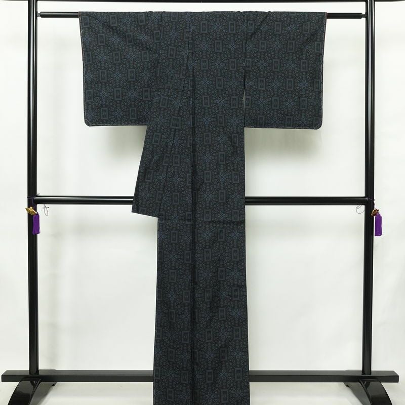 紬 しつけ糸付き 正絹 幾何学柄・抽象柄 袷仕立て 身丈163cm 裄丈64.5cm リサイクル着物 着物 モダン 黒_画像2