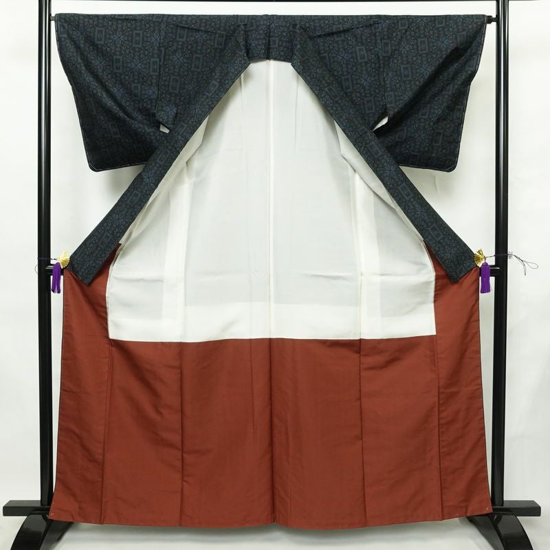 紬 しつけ糸付き 正絹 幾何学柄・抽象柄 袷仕立て 身丈163cm 裄丈64.5cm リサイクル着物 着物 モダン 黒_画像3