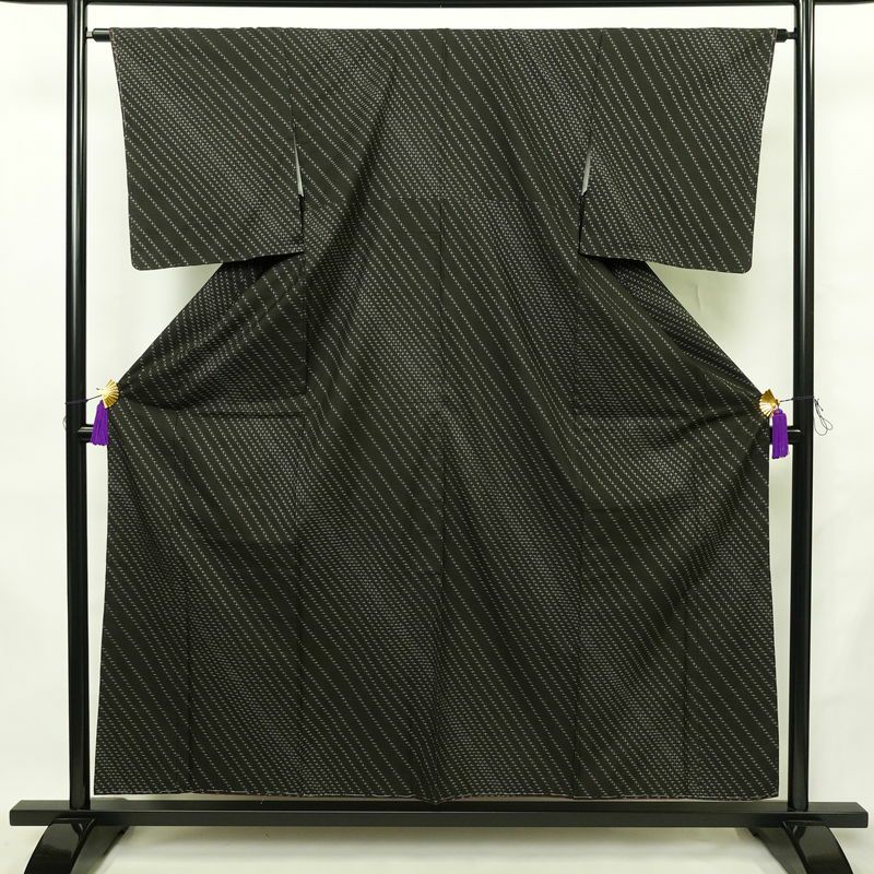 大島紬 美品 証紙あり しつけ糸付き 正絹 古典柄 袷仕立て 身丈156.5cm 裄丈63.5cm リサイクル着物 着物 モダン シンプル 黒_画像1