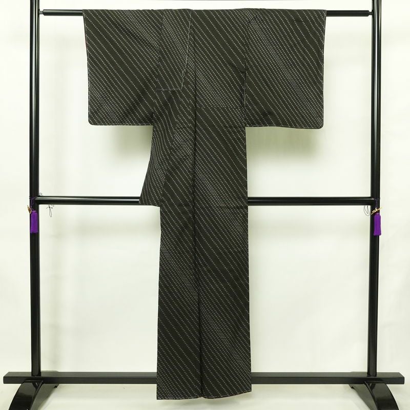 大島紬 美品 証紙あり しつけ糸付き 正絹 古典柄 袷仕立て 身丈156.5cm 裄丈63.5cm リサイクル着物 着物 モダン シンプル 黒_画像2