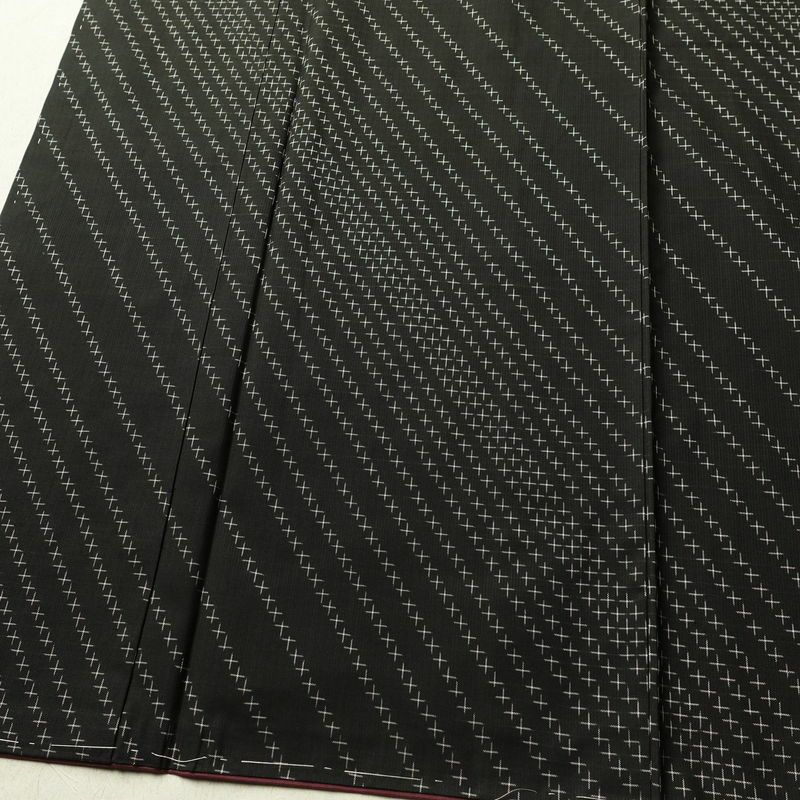 大島紬 美品 証紙あり しつけ糸付き 正絹 古典柄 袷仕立て 身丈156.5cm 裄丈63.5cm リサイクル着物 着物 モダン シンプル 黒_画像4