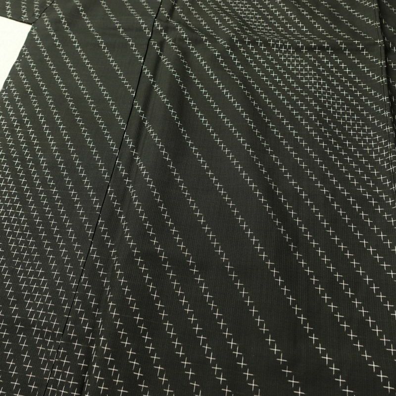 大島紬 美品 証紙あり しつけ糸付き 正絹 古典柄 袷仕立て 身丈156.5cm 裄丈63.5cm リサイクル着物 着物 モダン シンプル 黒_画像5