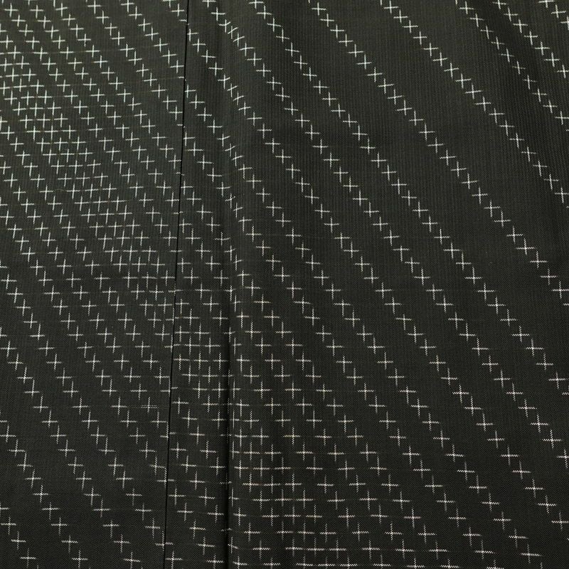 大島紬 美品 証紙あり しつけ糸付き 正絹 古典柄 袷仕立て 身丈156.5cm 裄丈63.5cm リサイクル着物 着物 モダン シンプル 黒_画像6