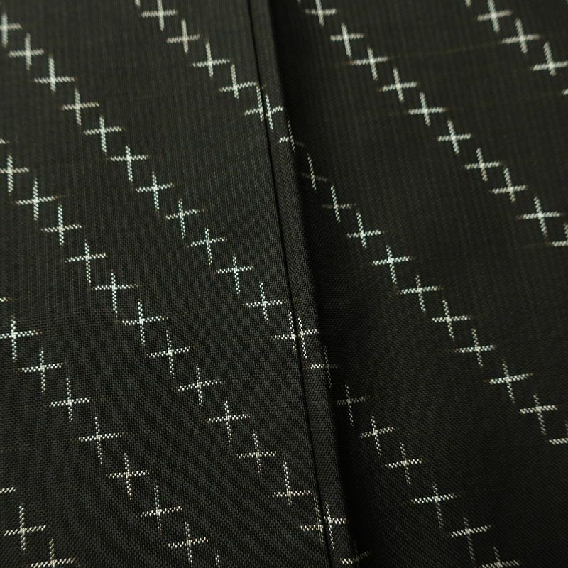 大島紬 美品 証紙あり しつけ糸付き 正絹 古典柄 袷仕立て 身丈156.5cm 裄丈63.5cm リサイクル着物 着物 モダン シンプル 黒_画像11