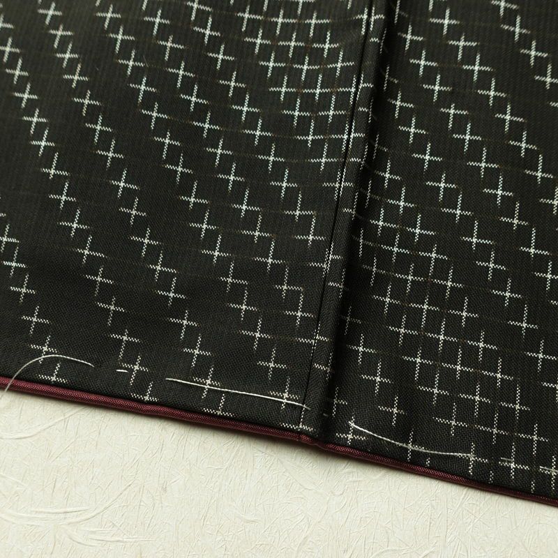 大島紬 美品 証紙あり しつけ糸付き 正絹 古典柄 袷仕立て 身丈156.5cm 裄丈63.5cm リサイクル着物 着物 モダン シンプル 黒_画像12