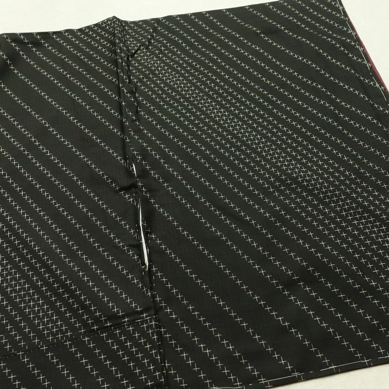 大島紬 美品 証紙あり しつけ糸付き 正絹 古典柄 袷仕立て 身丈156.5cm 裄丈63.5cm リサイクル着物 着物 モダン シンプル 黒_画像13