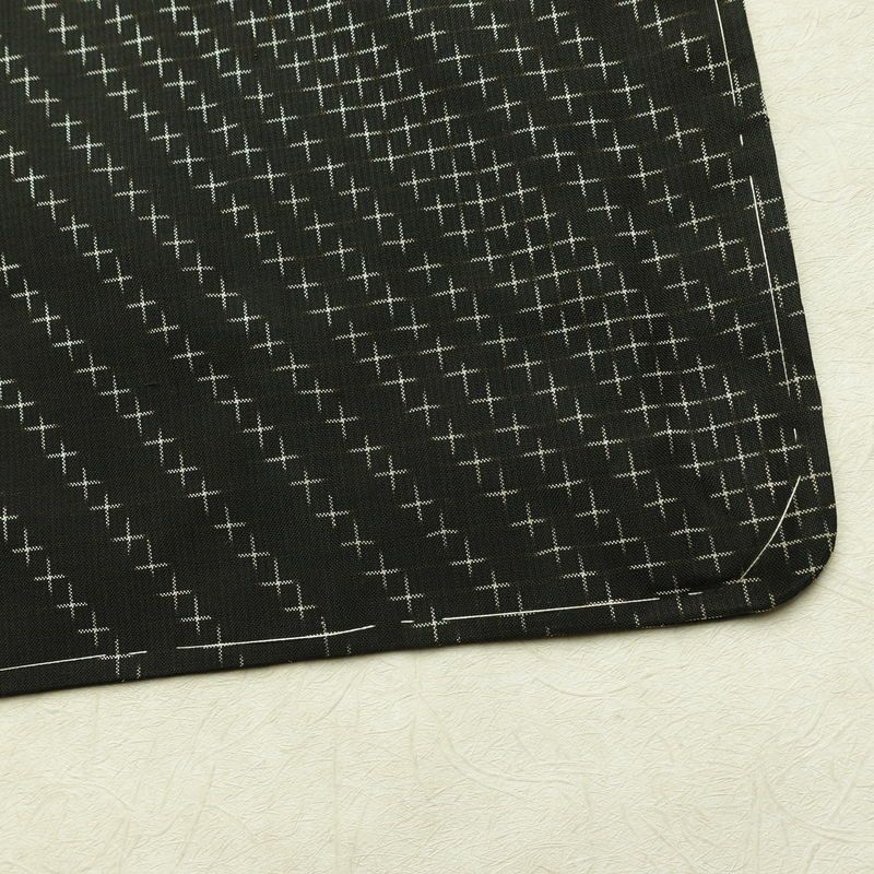 大島紬 美品 証紙あり しつけ糸付き 正絹 古典柄 袷仕立て 身丈156.5cm 裄丈63.5cm リサイクル着物 着物 モダン シンプル 黒_画像15