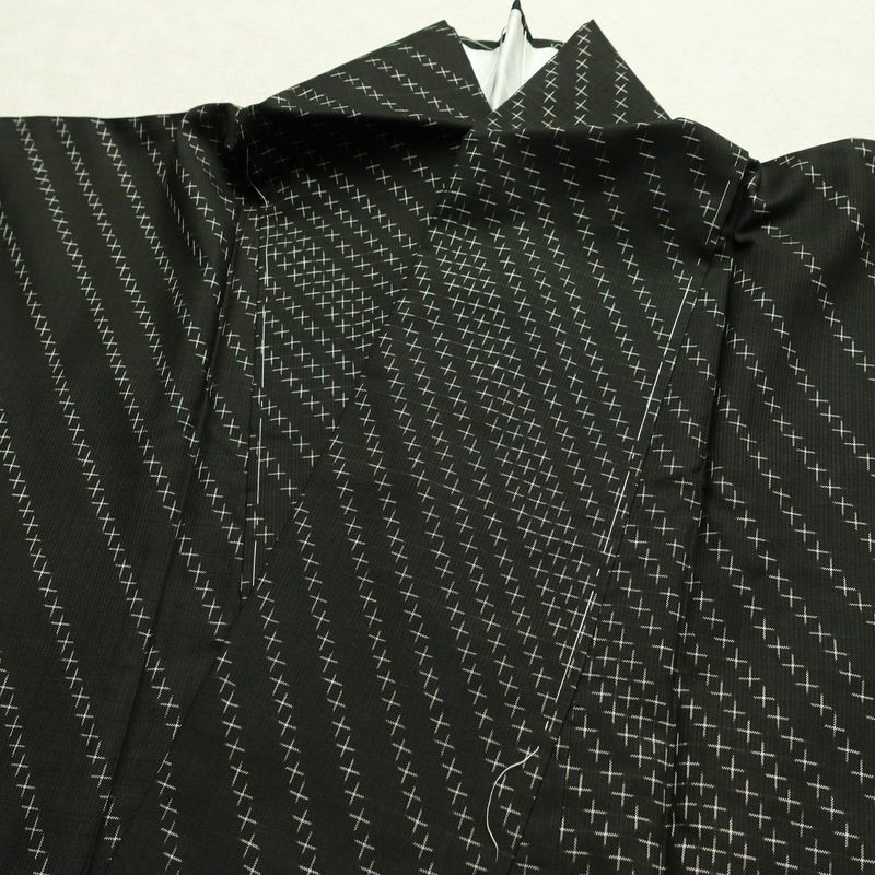 大島紬 美品 証紙あり しつけ糸付き 正絹 古典柄 袷仕立て 身丈156.5cm 裄丈63.5cm リサイクル着物 着物 モダン シンプル 黒_画像16