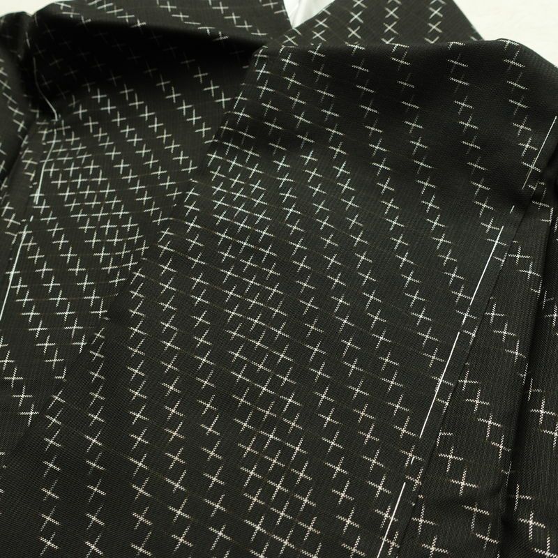 大島紬 美品 証紙あり しつけ糸付き 正絹 古典柄 袷仕立て 身丈156.5cm 裄丈63.5cm リサイクル着物 着物 モダン シンプル 黒_画像17