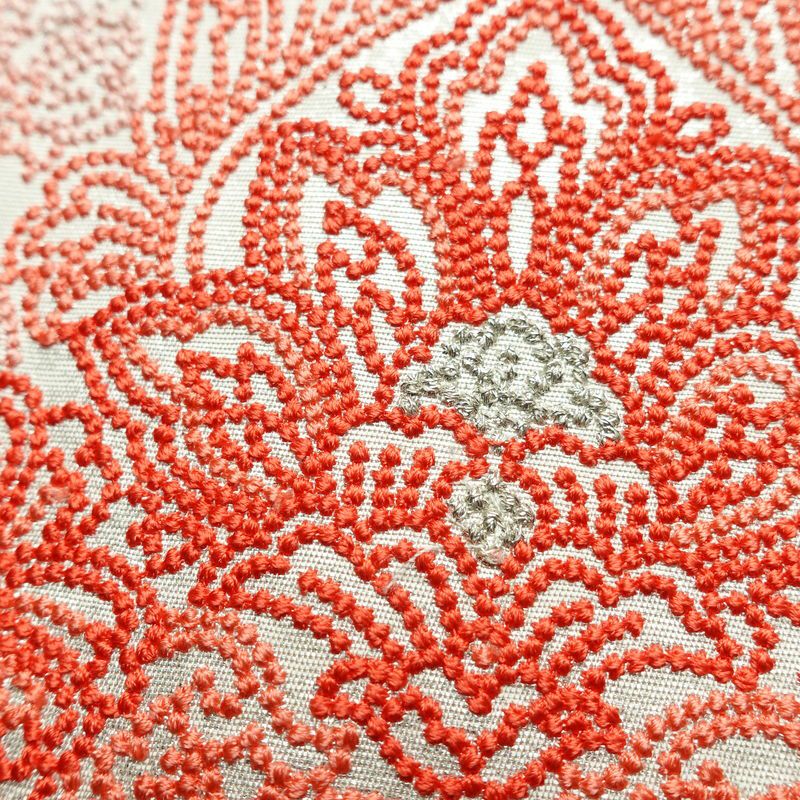 名古屋帯 太鼓柄 良品 しつけ糸付き 相良刺繍 正絹 幾何学柄・抽象柄 名古屋仕立て なごや帯 リサイクル帯 帯 刺繍 白_画像3