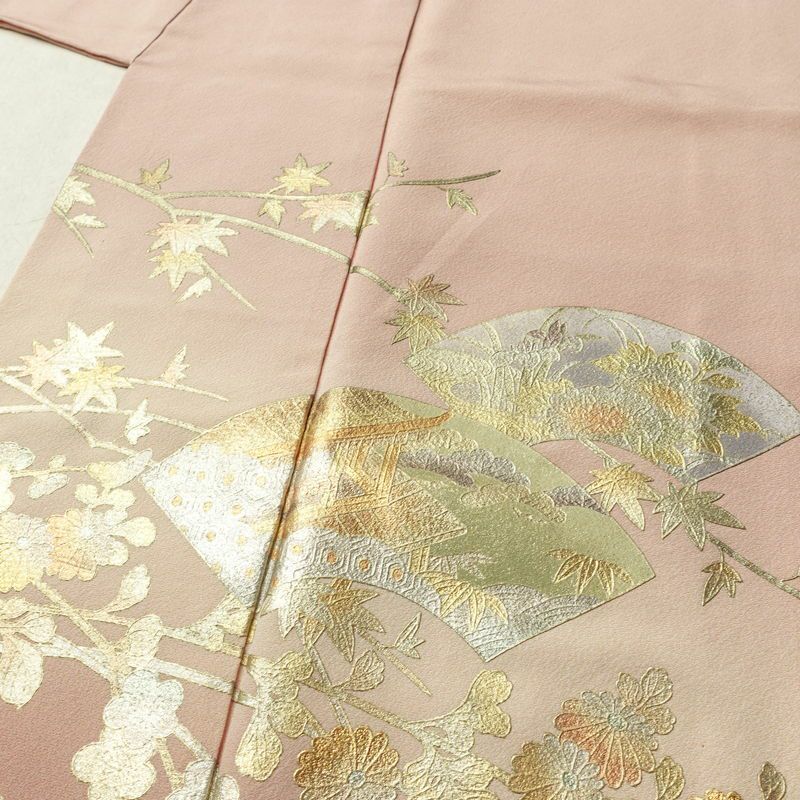 色留袖 良品 和田光正 落款入り 縮緬 一つ紋付き 正絹 花柄 袷仕立て 身丈158cm 裄丈64cm リサイクル着物 着物 箔 共八掛 結婚式 フォーマル 扇面 菊 ピンク_画像5