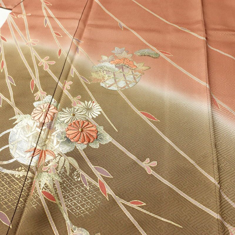 訪問着 良品 綸子 正絹 古典柄 袷仕立て 身丈159cm 裄丈64cm リサイクル着物 着物 刺繍 箔 金彩 入学式 卒業式 七五三 お宮参り フォーマル 菊 茶_画像5