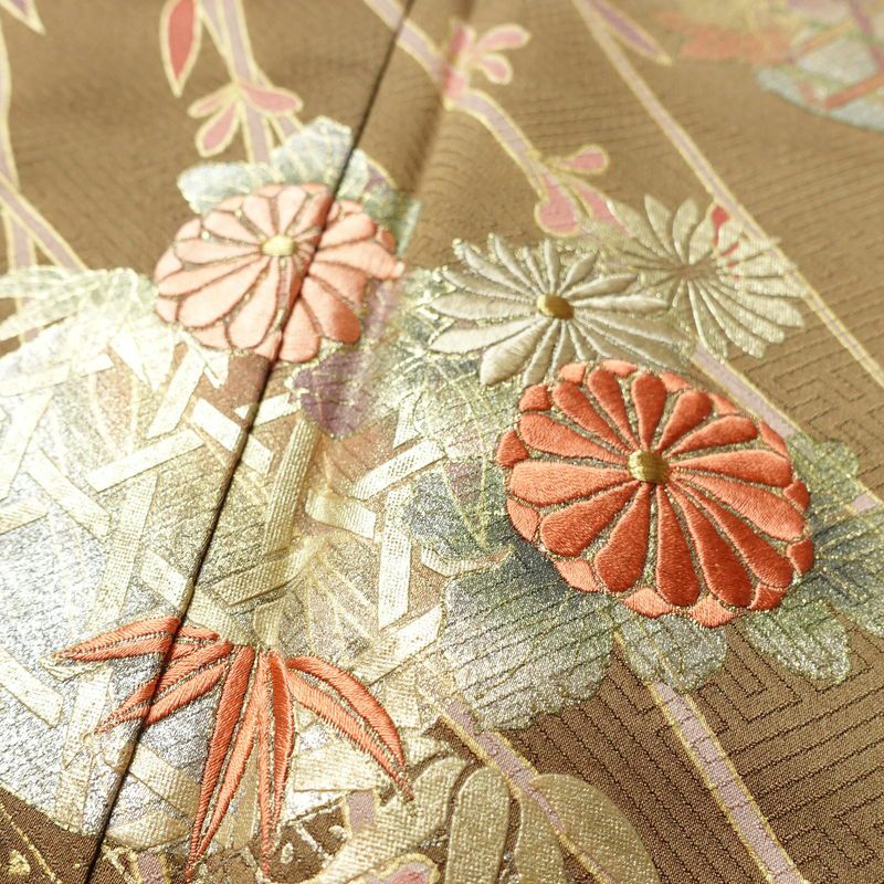 訪問着 良品 綸子 正絹 古典柄 袷仕立て 身丈159cm 裄丈64cm リサイクル着物 着物 刺繍 箔 金彩 入学式 卒業式 七五三 お宮参り フォーマル 菊 茶_画像7