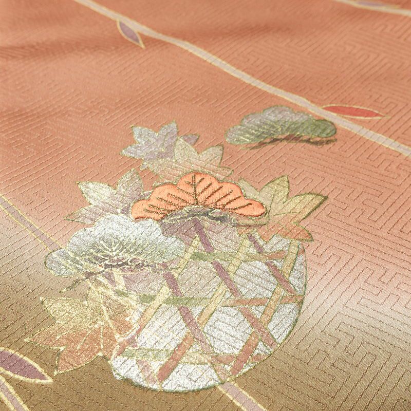 訪問着 良品 綸子 正絹 古典柄 袷仕立て 身丈159cm 裄丈64cm リサイクル着物 着物 刺繍 箔 金彩 入学式 卒業式 七五三 お宮参り フォーマル 菊 茶_画像9