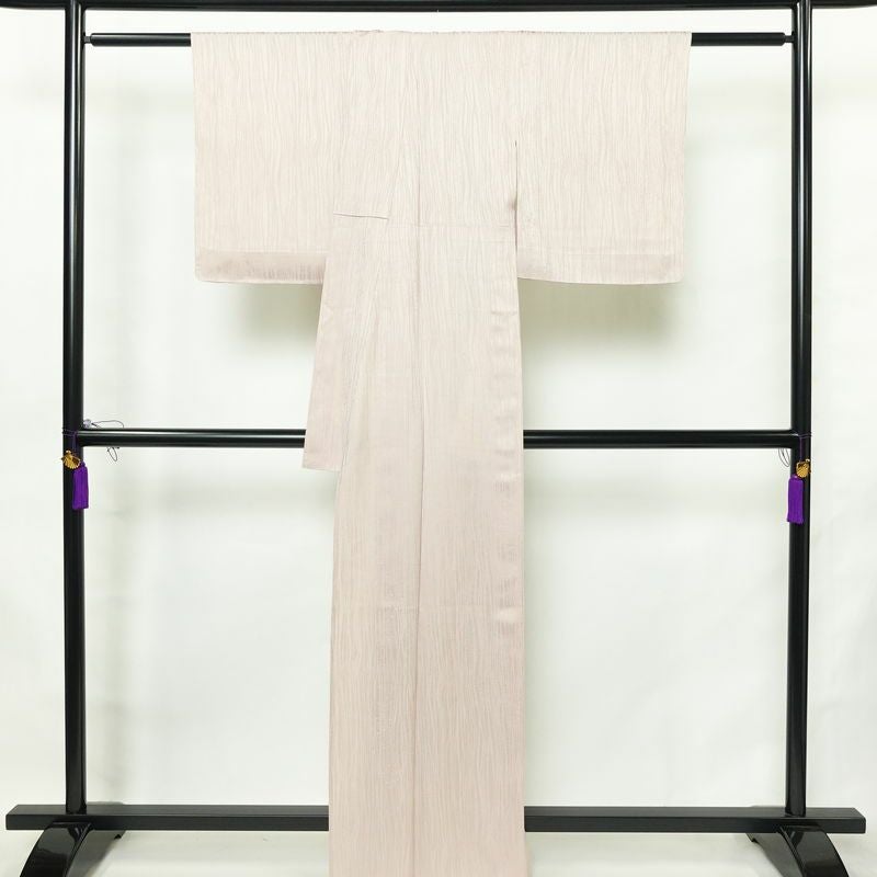 単衣 色無地 美品 しつけ糸付き 一つ紋付き 正絹 縞柄・線柄 単衣仕立て 身丈163cm 裄丈63cm リサイクル着物 着物 お茶会 ピンク_画像2