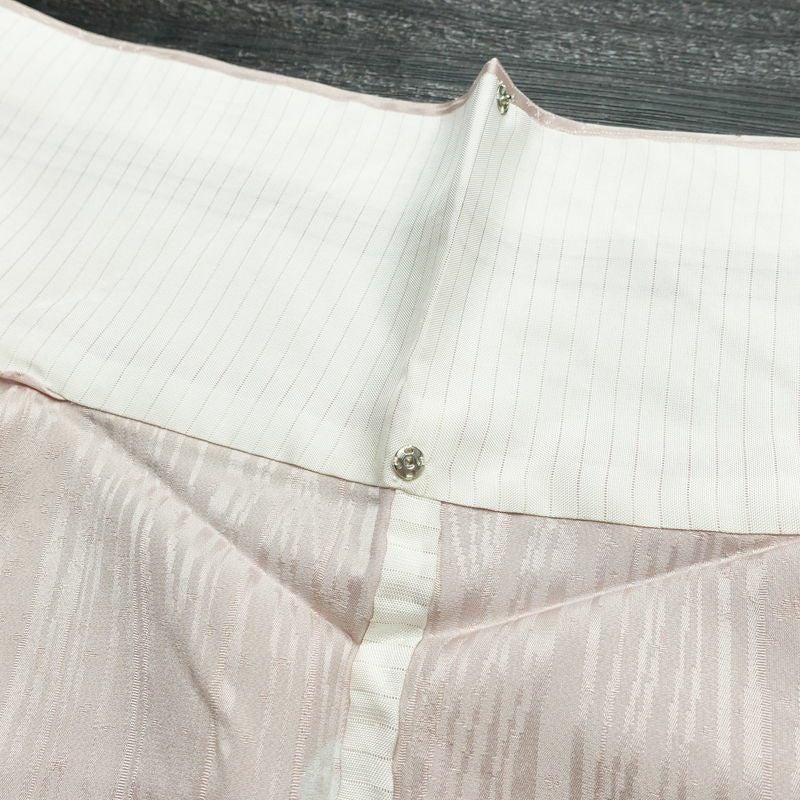 単衣 色無地 美品 しつけ糸付き 一つ紋付き 正絹 縞柄・線柄 単衣仕立て 身丈163cm 裄丈63cm リサイクル着物 着物 お茶会 ピンク_画像20