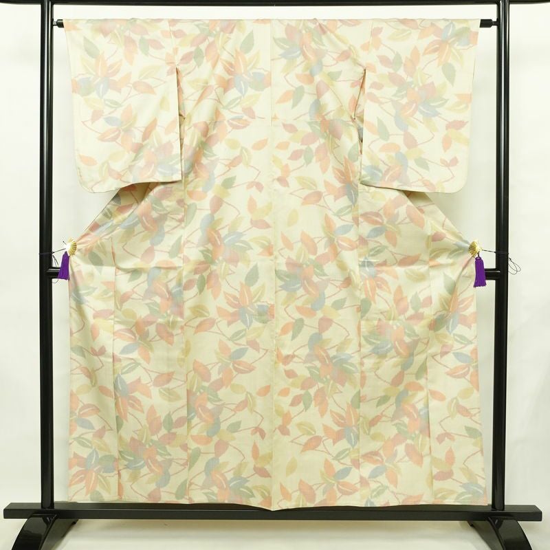単衣 紬 良品 しつけ糸付き 正絹 木の葉・植物柄 単衣仕立て 身丈156cm 裄丈64cm リサイクル着物 着物 紬地 紬着物 クリーム_画像1
