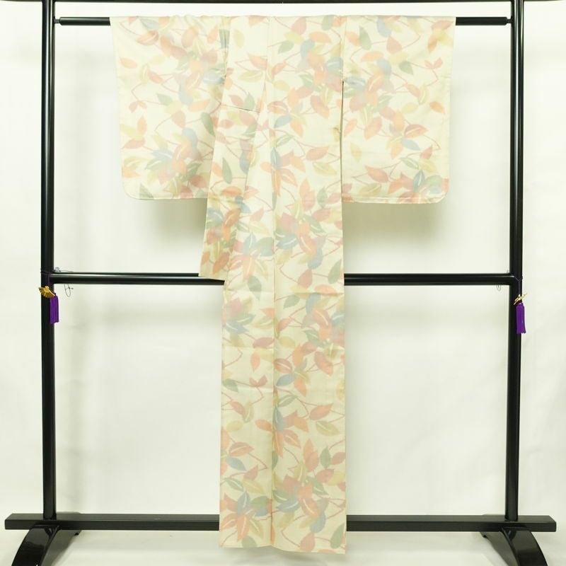 単衣 紬 良品 しつけ糸付き 正絹 木の葉・植物柄 単衣仕立て 身丈156cm 裄丈64cm リサイクル着物 着物 紬地 紬着物 クリーム_画像2