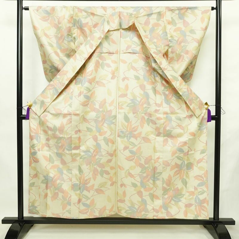 単衣 紬 良品 しつけ糸付き 正絹 木の葉・植物柄 単衣仕立て 身丈156cm 裄丈64cm リサイクル着物 着物 紬地 紬着物 クリーム_画像3