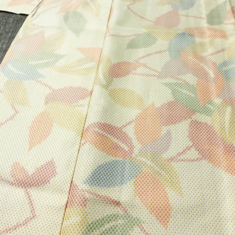 単衣 紬 良品 しつけ糸付き 正絹 木の葉・植物柄 単衣仕立て 身丈156cm 裄丈64cm リサイクル着物 着物 紬地 紬着物 クリーム_画像5