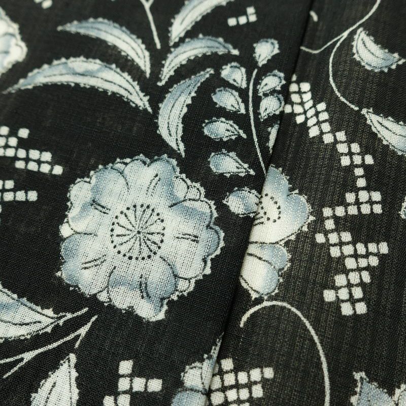 盛夏 小紋 美品 ポリエステル 花柄 単衣仕立て 身丈161.5cm 裄丈65cm リサイクル着物 着物 黒_画像9