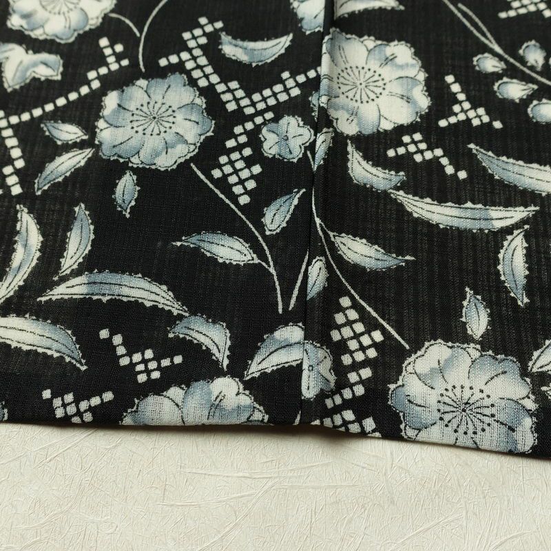 盛夏 小紋 美品 ポリエステル 花柄 単衣仕立て 身丈161.5cm 裄丈65cm リサイクル着物 着物 黒_画像11