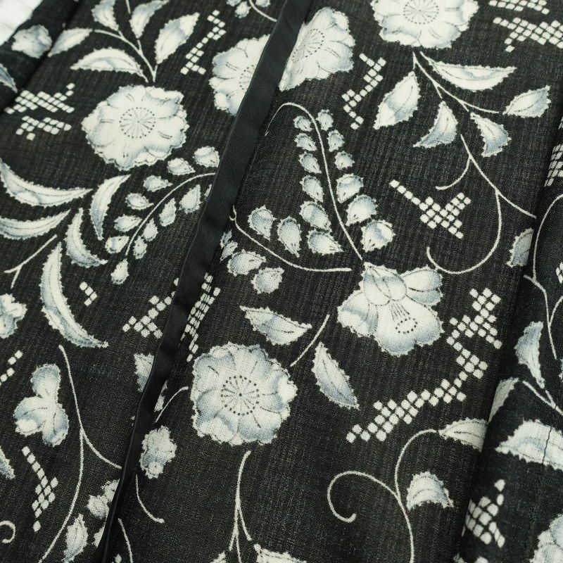 盛夏 小紋 美品 ポリエステル 花柄 単衣仕立て 身丈161.5cm 裄丈65cm リサイクル着物 着物 黒_画像17