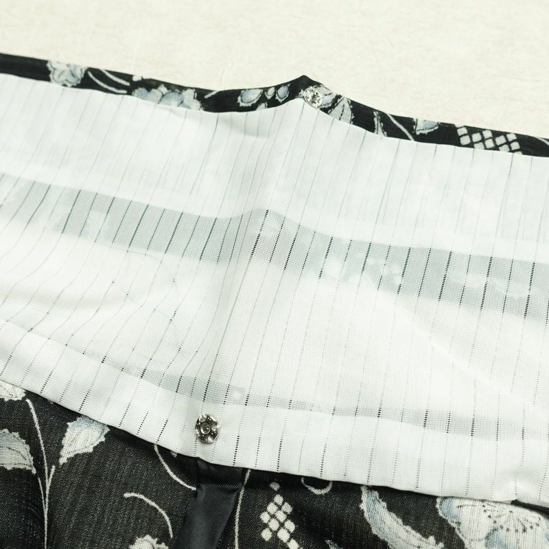 盛夏 小紋 美品 ポリエステル 花柄 単衣仕立て 身丈161.5cm 裄丈65cm リサイクル着物 着物 黒_画像18