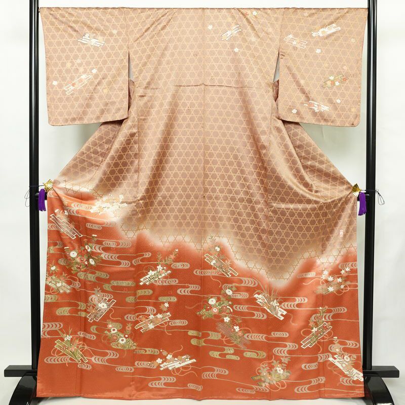 付け下げ 良品 落款入り しつけ糸付き 綸子 正絹 古典柄 袷仕立て 身丈167.5cm 裄丈67cm リサイクル着物 着物 刺繍 箔 金彩 入学式 卒業式 七五三 お宮参り フォーマル 籠目 菊 茶_画像1