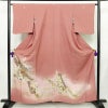 色留袖 良品 龍谷 落款入り しつけ糸付き 比翼付き 綸子 三つ紋付き 正絹 古典柄 袷仕立て 身丈159cm 裄丈64.5cm リサイクル着物 一部しつけ糸付き 着物 箔 金彩 松 菊 ピンク_画像1