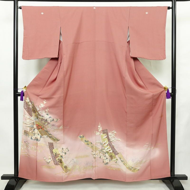色留袖 良品 龍谷 落款入り しつけ糸付き 比翼付き 綸子 三つ紋付き 正絹 古典柄 袷仕立て 身丈159cm 裄丈64.5cm リサイクル着物 一部しつけ糸付き 着物 箔 金彩 松 菊 ピンク_画像1