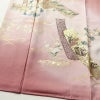 色留袖 良品 龍谷 落款入り しつけ糸付き 比翼付き 綸子 三つ紋付き 正絹 古典柄 袷仕立て 身丈159cm 裄丈64.5cm リサイクル着物 一部しつけ糸付き 着物 箔 金彩 松 菊 ピンク_画像4