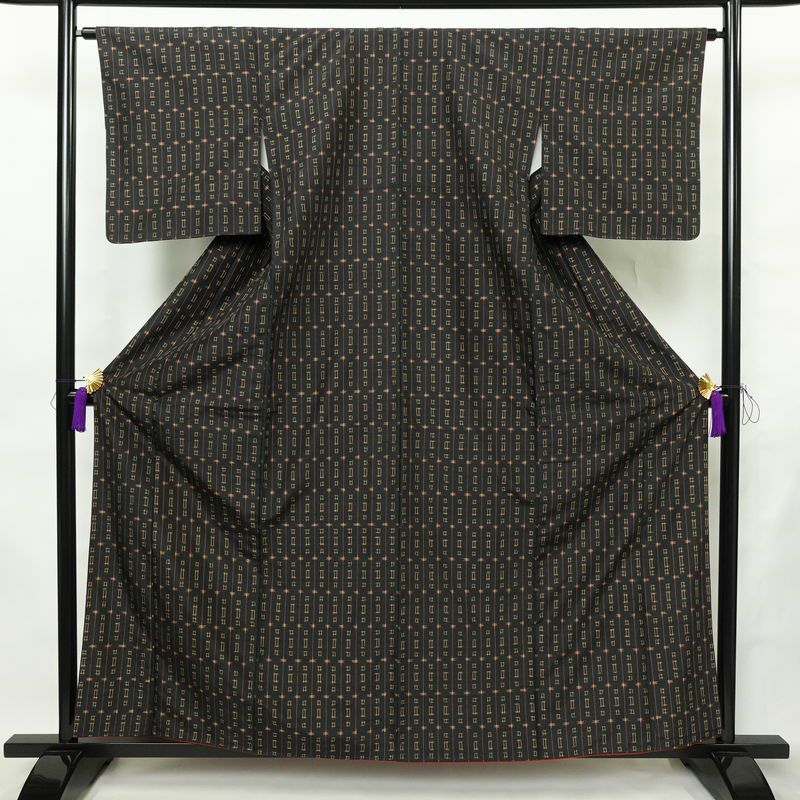 紬 良品 泥染米琉絣 伝統的工芸品 置賜紬 正絹 縞柄・線柄 袷仕立て 身丈159cm 裄丈64cm リサイクル着物 着物 黒_画像1