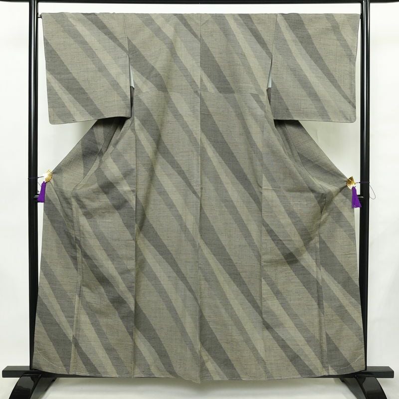 紬 良品 しつけ糸付き 正絹 幾何学柄・抽象柄 袷仕立て 身丈159.5cm 裄丈66.5cm リサイクル着物 着物 モダン グレー_画像1