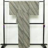 紬 良品 しつけ糸付き 正絹 幾何学柄・抽象柄 袷仕立て 身丈159.5cm 裄丈66.5cm リサイクル着物 着物 モダン グレー_画像2