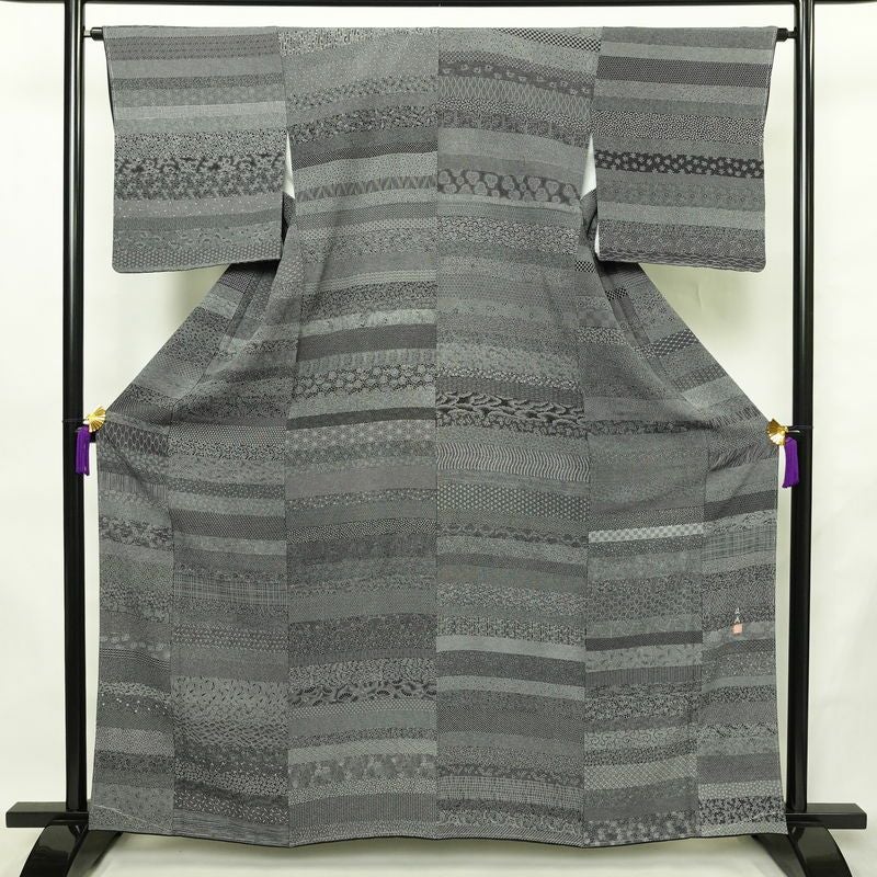 小紋 良品 小倉俊成 落款入り しつけ糸付き 縮緬 江戸小紋 総柄 正絹 古典柄 袷仕立て 身丈162.5cm 裄丈64.5cm リサイクル着物 着物 黒_画像1