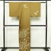 付け下げ 良品 しつけ糸付き 綸子 一つ紋付き 正絹 花柄 袷仕立て 身丈162cm 裄丈66.5cm リサイクル着物 着物 金彩 入学式 卒業式 七五三 お宮参り フォーマル 黄・黄土色_画像2