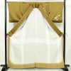 付け下げ 良品 しつけ糸付き 綸子 一つ紋付き 正絹 花柄 袷仕立て 身丈162cm 裄丈66.5cm リサイクル着物 着物 金彩 入学式 卒業式 七五三 お宮参り フォーマル 黄・黄土色_画像3