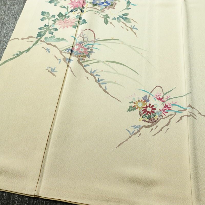 付け下げ 良品 縮緬 正絹 花柄 袷仕立て 身丈157cm 裄丈64.5cm リサイクル着物 着物 入学式 卒業式 七五三 お宮参り フォーマル 上品 クリーム_画像4