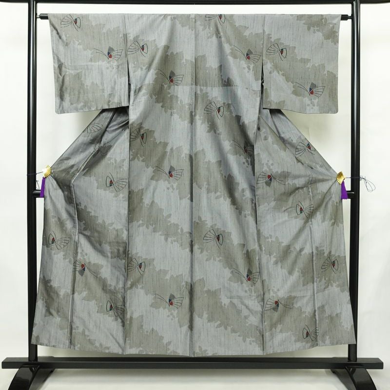 単衣 紬 正絹 蝶・昆虫柄 単衣仕立て 身丈153.5cm 裄丈63cm 紬着物 リサイクル着物 着物 グレー_画像1