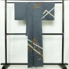 付け下げ 良品 一つ紋付き 正絹 古典柄 袷仕立て 身丈155.5cm 裄丈63.5cm リサイクル着物 一部しつけ糸付き 着物 刺繍 金彩 卒業式 七五三 お宮参り フォーマル 青・紺_画像2